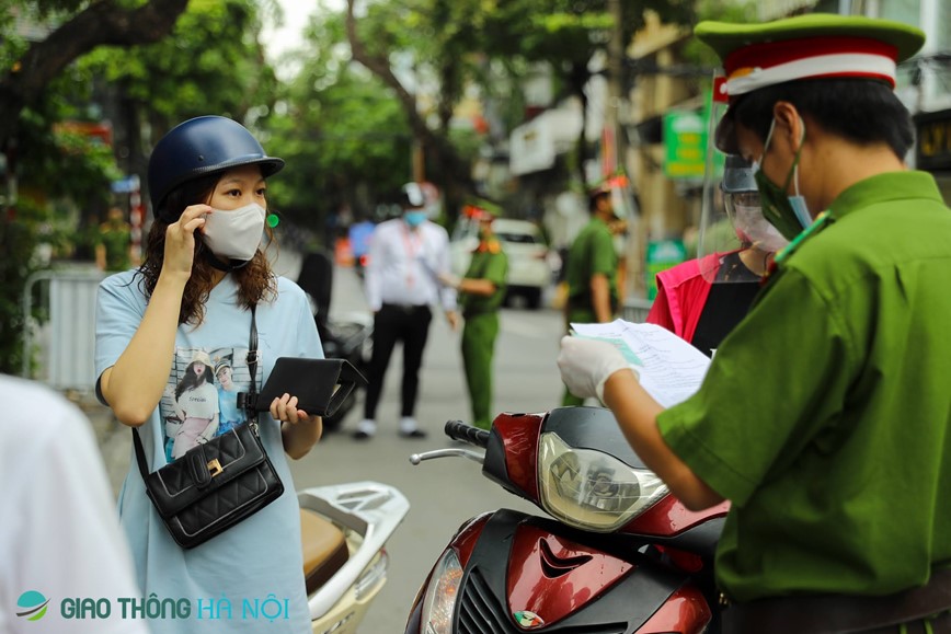 Ha Noi: Siet chat kiem tra phuong tien ra vao pho co, nhieu truong hop quay dau bo chay - Hinh anh 3