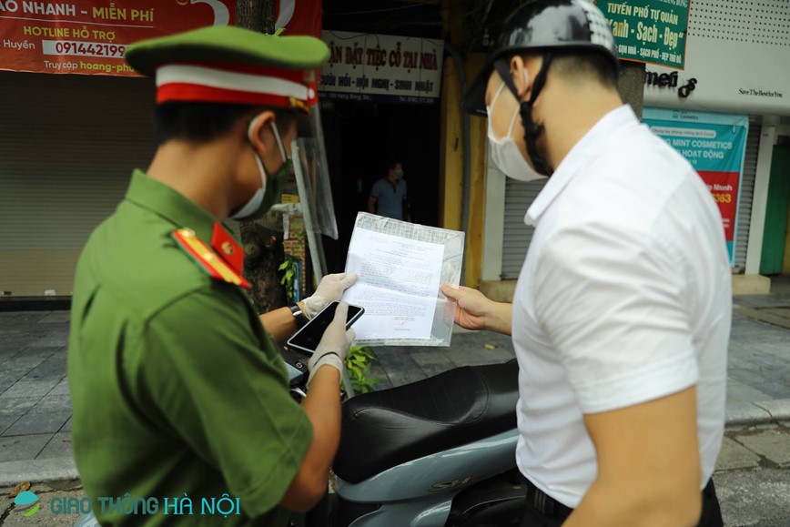 Ha Noi: Siet chat kiem tra phuong tien ra vao pho co, nhieu truong hop quay dau bo chay - Hinh anh 4