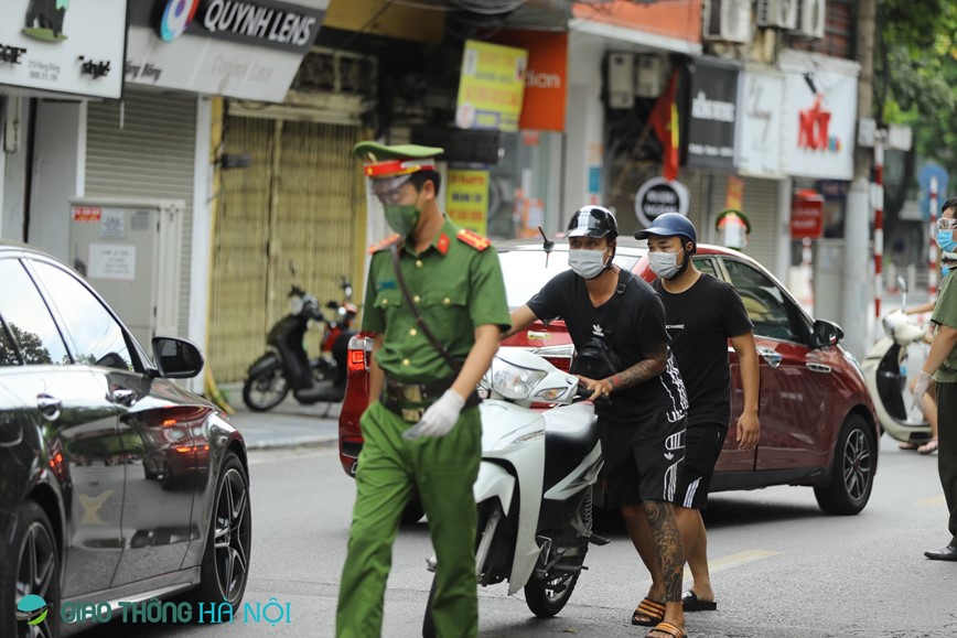 Ha Noi: Siet chat kiem tra phuong tien ra vao pho co, nhieu truong hop quay dau bo chay - Hinh anh 6