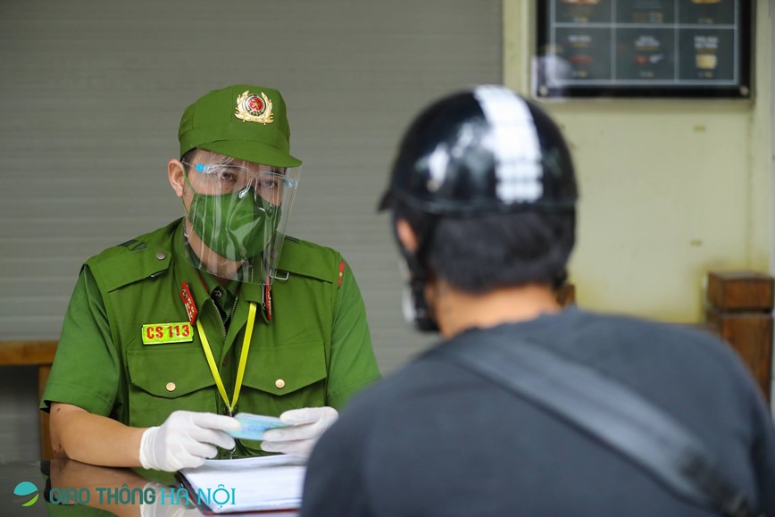 Ha Noi: Siet chat kiem tra phuong tien ra vao pho co, nhieu truong hop quay dau bo chay - Hinh anh 7