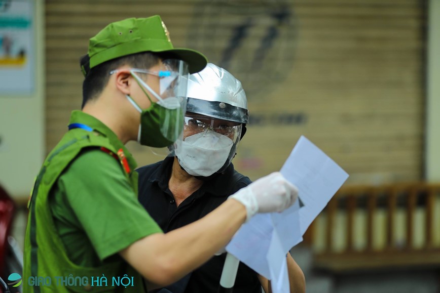 Ha Noi: Siet chat kiem tra phuong tien ra vao pho co, nhieu truong hop quay dau bo chay - Hinh anh 8