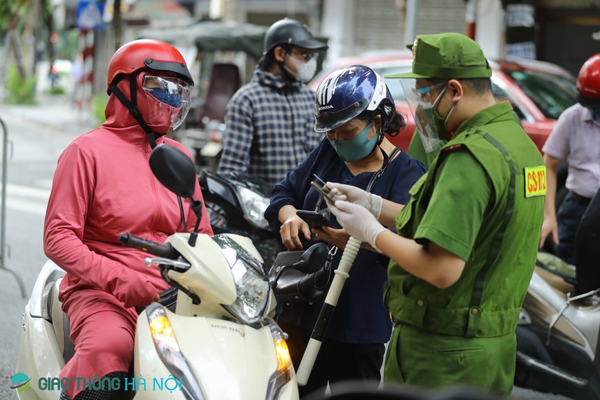 Ha Noi: Siet chat kiem tra phuong tien ra vao pho co, nhieu truong hop quay dau bo chay - Hinh anh 9