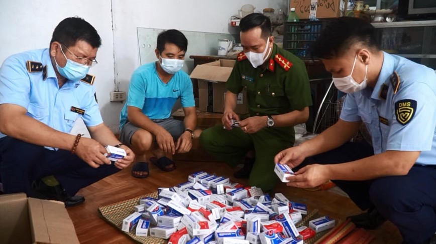 Ha Noi: Thu giu hang tram hop thuoc dieu tri Covid-19 khong ro nguon goc xuat xu - Hinh anh 1