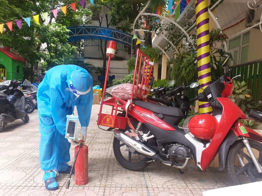 Ha Noi: Bao ve an toan tai san cho nguoi dan di doi chong dich tai phuong Thanh Xuan Trung - Hinh anh 2