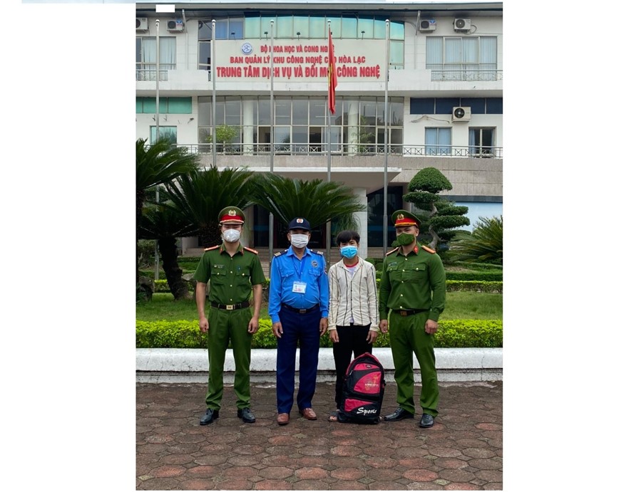 Ha Noi: Thanh nien nguoi dan toc di bo ve Lao Cai duoc Cong an va nguoi dan giup do - Hinh anh 1