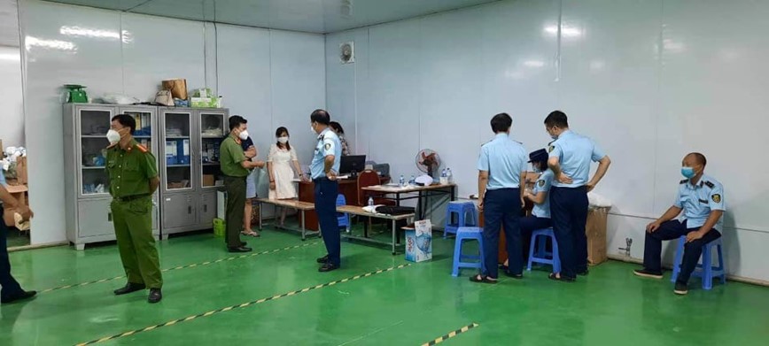 Ha Noi: Tam giu hon 2 van khau trang dac biet dung cho can bo y te tuyen dau chong dich bi gia mao - Hinh anh 1