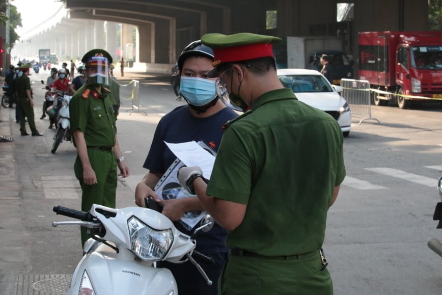 Ha Noi: Dung 39 chot kiem soat chat phuong tien di lai giua cac vung do, vung xanh - Hinh anh 3