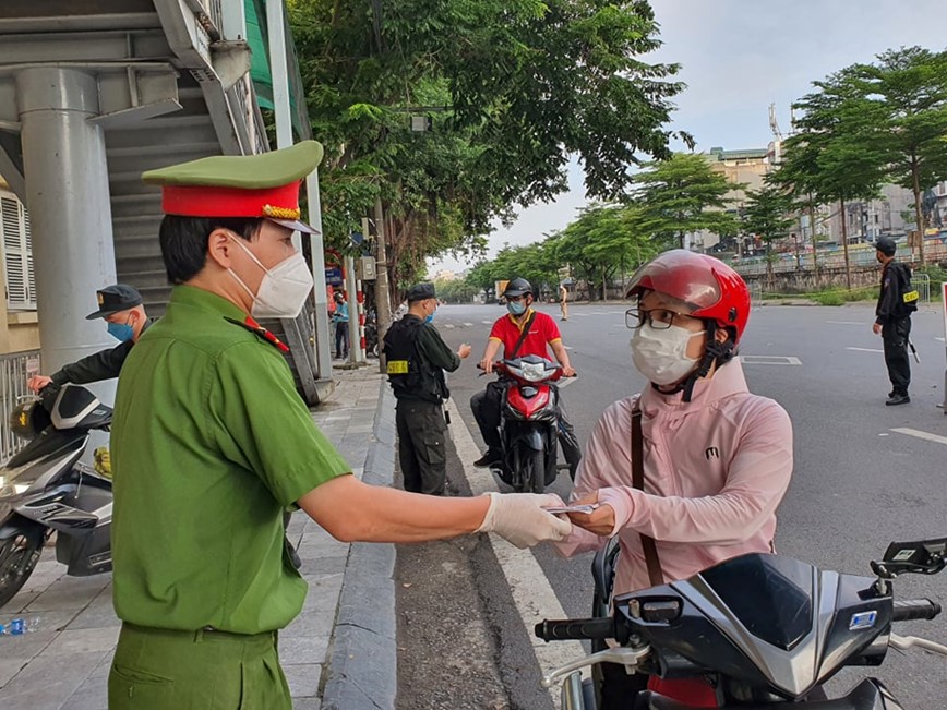 Ha Noi: Phong CSGT da cap tren 20 nghin giay di duong theo mau moi  - Hinh anh 1