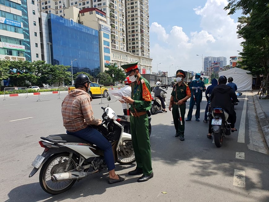 Ha Noi: CSGT ly giai nguoi tham giao thong dong cua ngo Thu do sau nghi le - Hinh anh 3