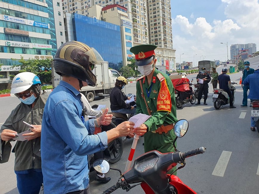 Ha Noi: CSGT ly giai nguoi tham giao thong dong cua ngo Thu do sau nghi le - Hinh anh 1