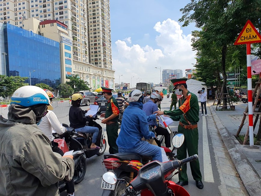 Ha Noi: CSGT ly giai nguoi tham giao thong dong cua ngo Thu do sau nghi le - Hinh anh 2