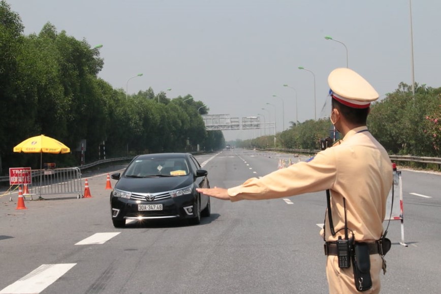 Ha Noi: CSGT, TTGT kiem soat phuong tien duoi cai nang chay “da thit” - Hinh anh 1