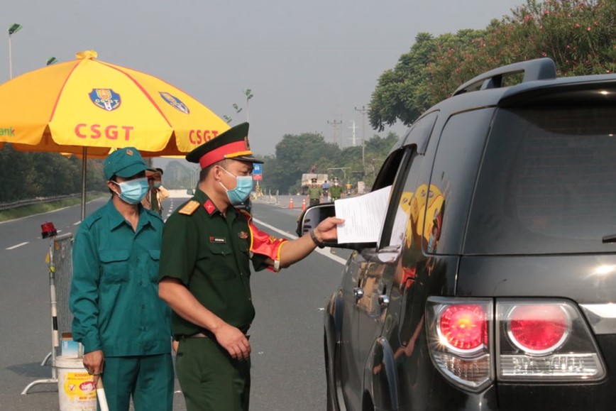 24h: Ha Noi mot ngay kiem soat hon 10 nghin nguoi co giay di duong trong noi do - Hinh anh 1