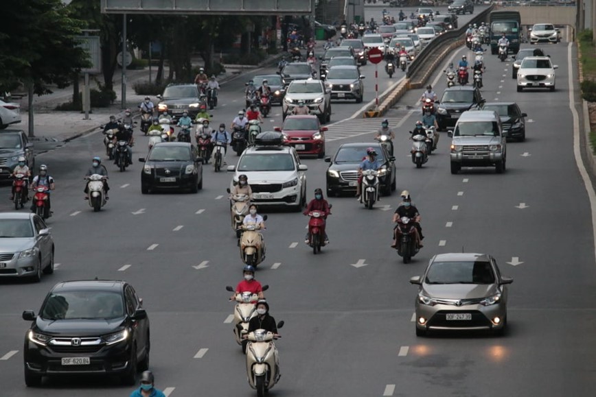 Ha Noi: Pho xa dong xe co, To co dong manh kiem tra giay di duong o 