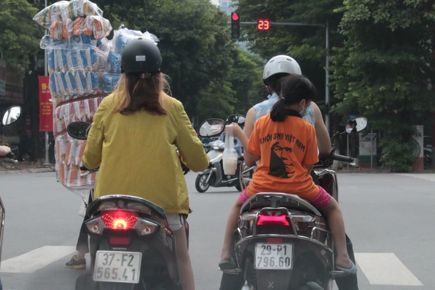 Ha Noi: Pho xa dong xe co, To co dong manh kiem tra giay di duong o 