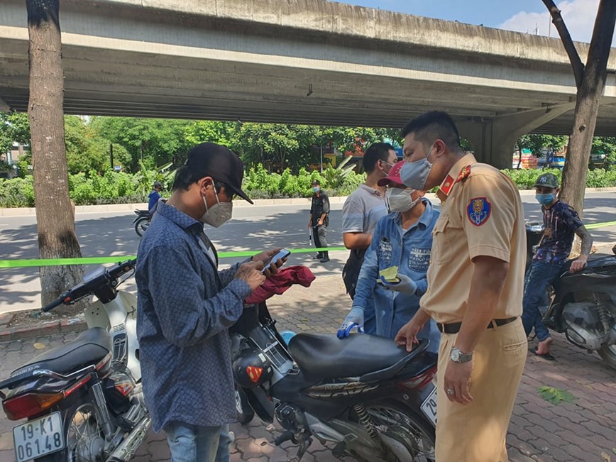 Ha Noi: Khong chap hanh do nong do con nguoi dan ong bi phat gan 10 trieu  - Hinh anh 1