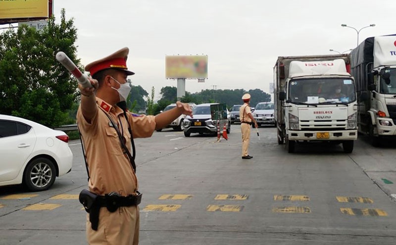 24h: Ha Noi kiem soat 20.977 luot phuong tien tai cac cua ngo ra vao TP - Hinh anh 1