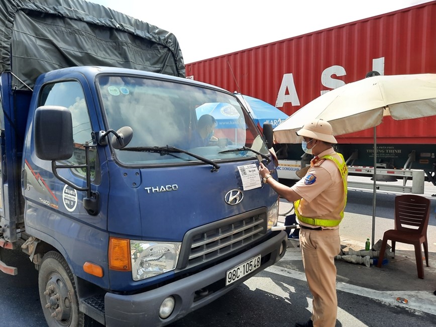 Dam bao trat tu an toan giao thong phuc vu san xuat khi noi long gian cach xa hoi - Hinh anh 1