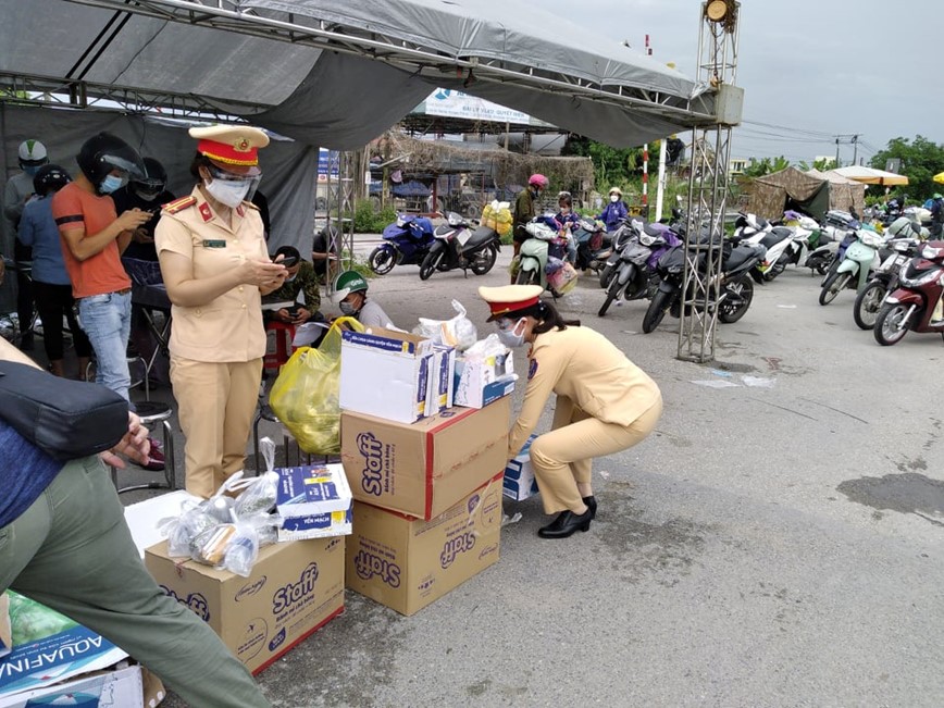 Ha Noi: CSGT phat hang nghin suat an toi nguoi dan tu cac tinh ve qua Ha Noi - Hinh anh 2