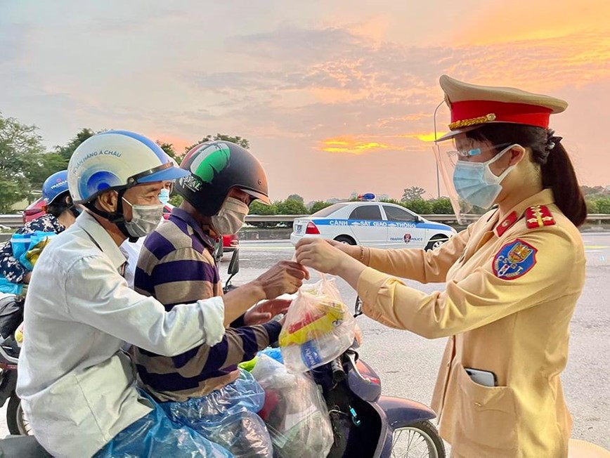 Ha Noi: CSGT phat hang nghin suat an toi nguoi dan tu cac tinh ve qua Ha Noi - Hinh anh 1