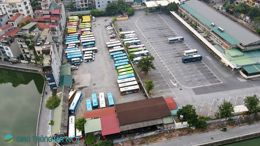 Ha Noi: Xe buyt xep hang chuan bi cho ngay tai khoi dong - Hinh anh 1