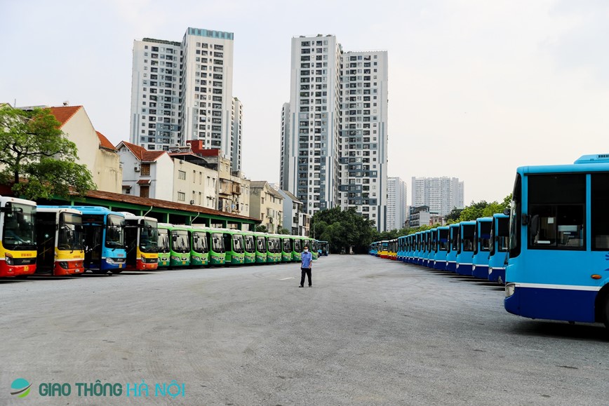 Ha Noi: Xe buyt xep hang chuan bi cho ngay tai khoi dong - Hinh anh 13