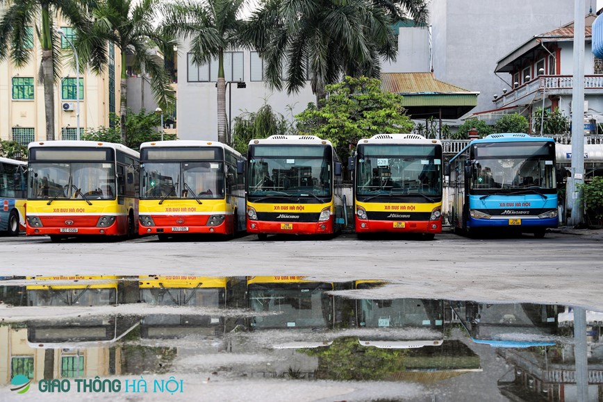 Ha Noi: Xe buyt xep hang chuan bi cho ngay tai khoi dong - Hinh anh 12