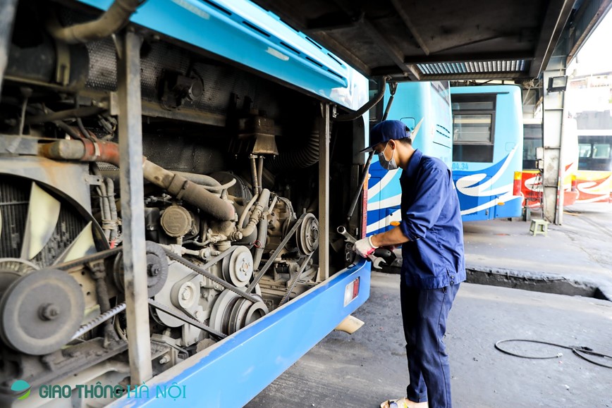 Ha Noi: Xe buyt xep hang chuan bi cho ngay tai khoi dong - Hinh anh 8