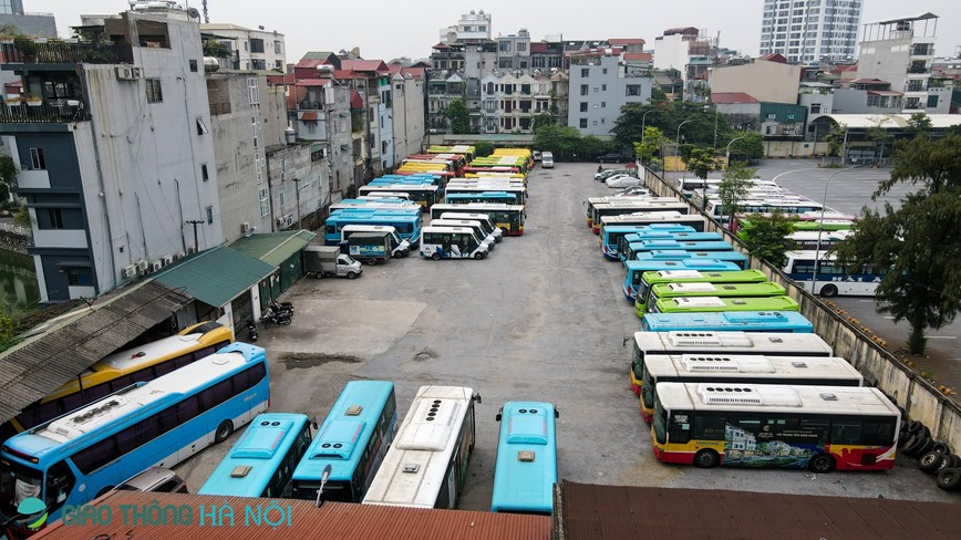 Ha Noi: Xe buyt xep hang chuan bi cho ngay tai khoi dong - Hinh anh 4