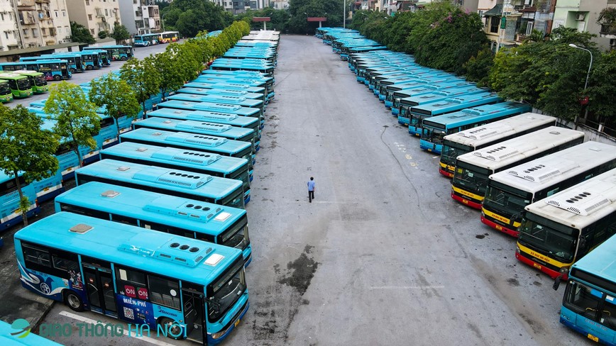 Ha Noi: Xe buyt xep hang chuan bi cho ngay tai khoi dong - Hinh anh 3