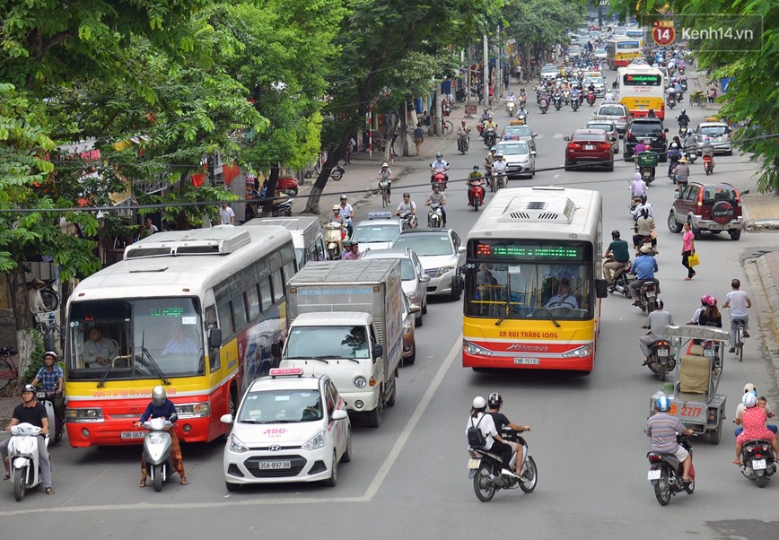 Ha Noi: Xe buyt, taxi san sang don khach - Hinh anh 1