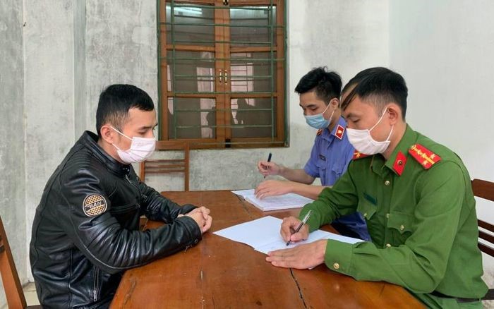 Khoi to doi tuong dam xe vao canh sat - Hinh anh 1