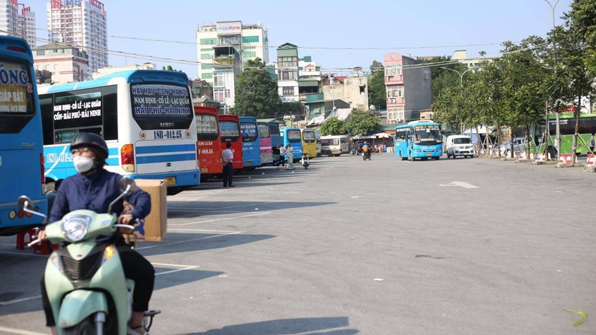 Ha Noi: Can them giai phap giup van tai hanh khach “hoi suc” - Hinh anh 1