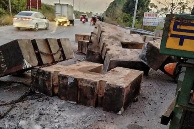 Bac Giang: Xe dau keo lam roi nhieu khoi be tong, de chet nguoi di duong - Hinh anh 1