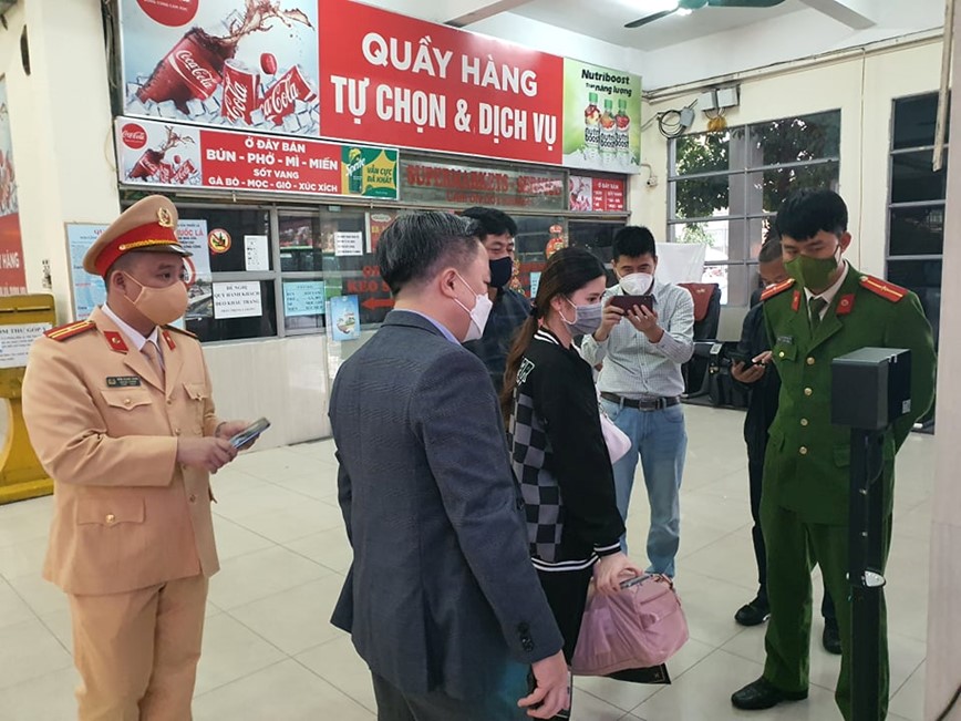 Ha Noi: Lap them may quet ma QR phong, chong dich tai cac ben xe  - Hinh anh 2