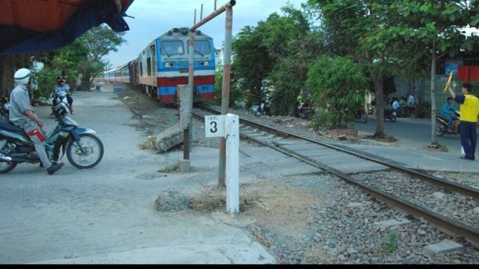 Khan truong trien khai, xu ly dut diem loi di tu mo qua duong sat - Hinh anh 1