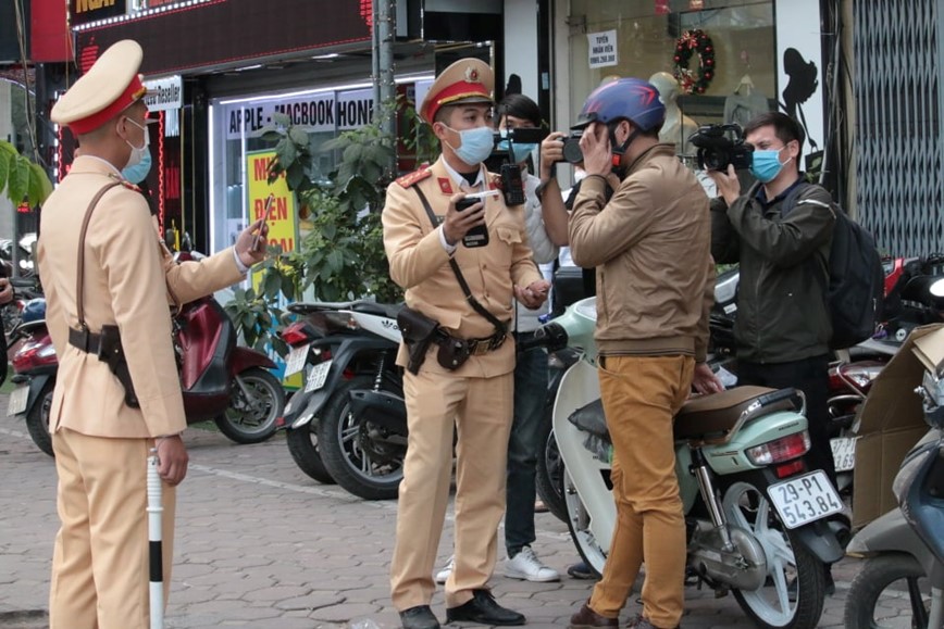 Bi tam giu GPLX qua Tet, nhieu tai xe “ma men” an han  - Hinh anh 1