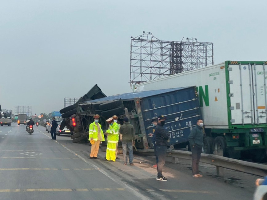 Hai Phong: Container lat giua quoc lo 5 - Hinh anh 1