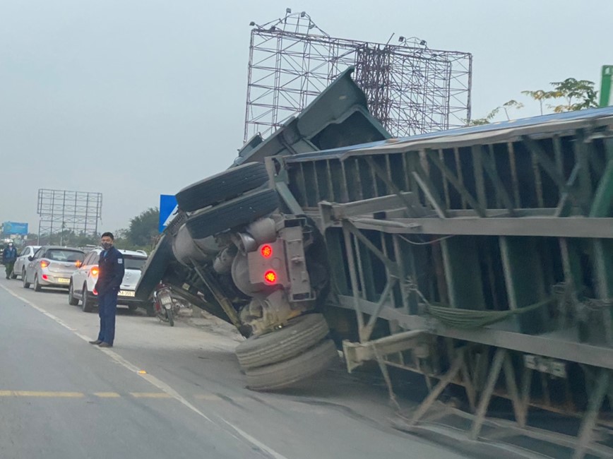 Hai Phong: Container lat giua quoc lo 5 - Hinh anh 2