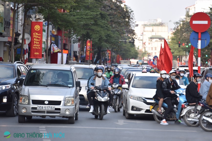 Ha Noi: Duong pho un tac trong nhung ngay can Tet - Hinh anh 11