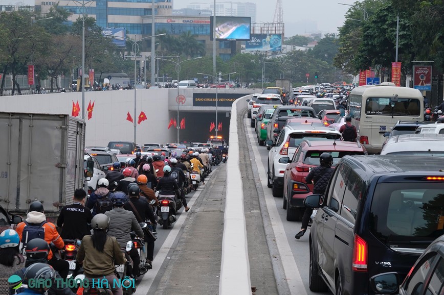 Ha Noi: Duong pho un tac trong nhung ngay can Tet - Hinh anh 14