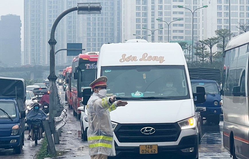 CSGT doi mua ret don nguoi dan quay tro lai Thu do - Hinh anh 1