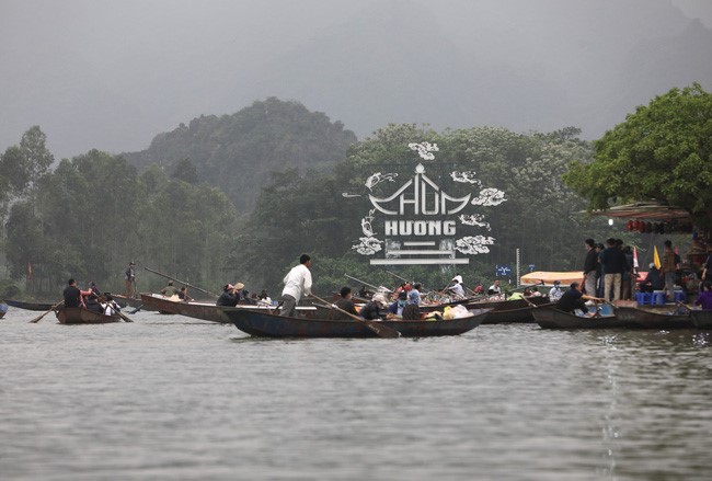 Khuyen cao du khach chua tiem du lieu vac-xin Covid-19 khong nen di chua Huong - Hinh anh 1