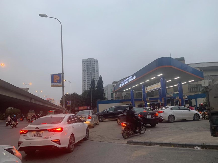 Ha Noi: Nguoi dan do xo di mua xang truoc gio tang gia 