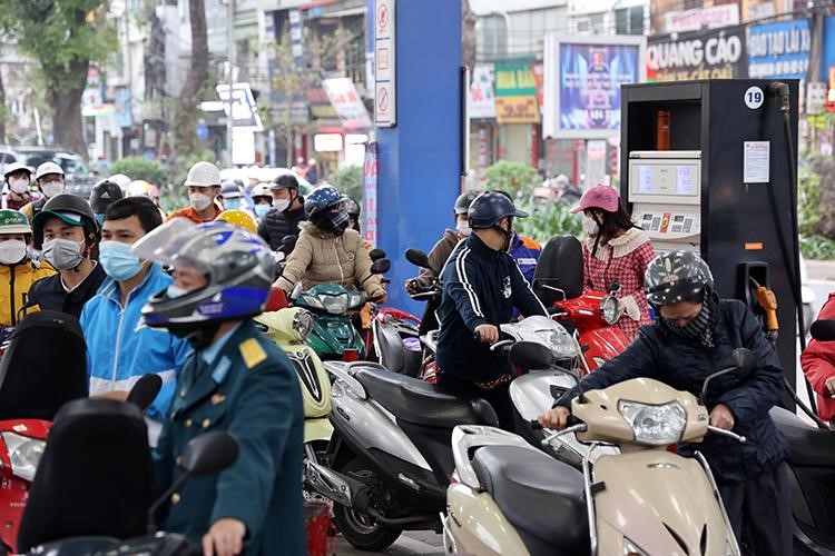 Ha Noi: Nguoi dan do xo di mua xang truoc gio tang gia 