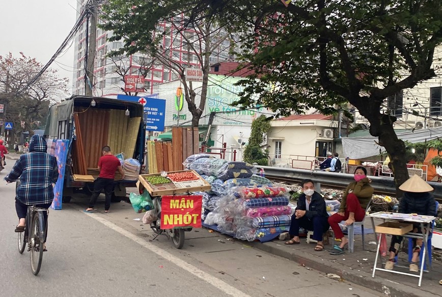 Mat an toan giao thong tren pho Giai Phong - Hinh anh 5