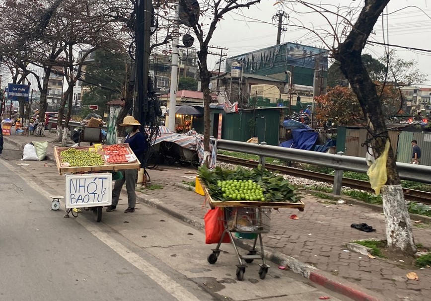 Mat an toan giao thong tren pho Giai Phong - Hinh anh 6