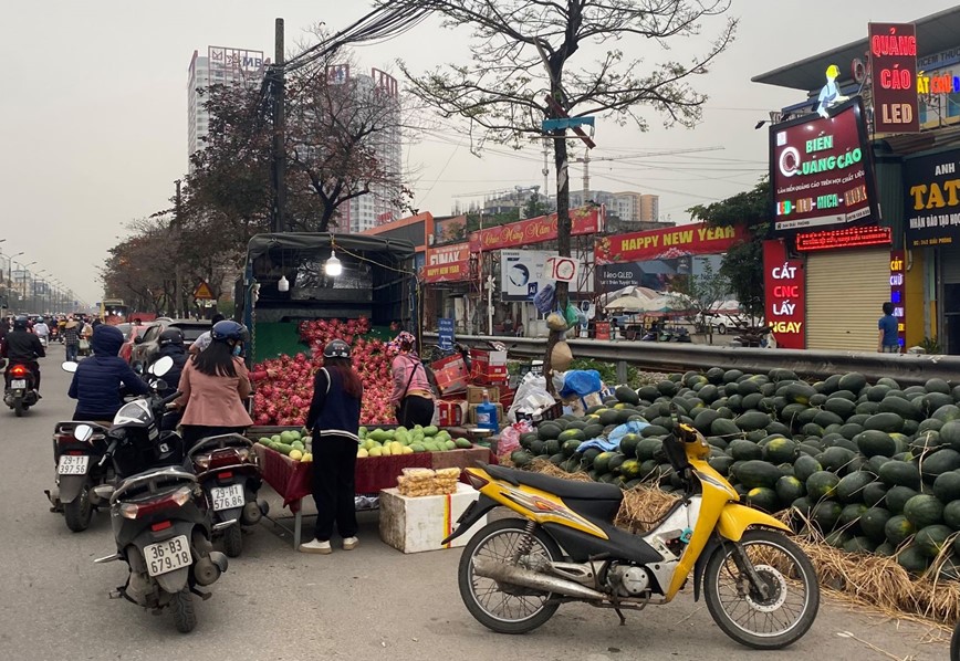 Mat an toan giao thong tren pho Giai Phong - Hinh anh 1