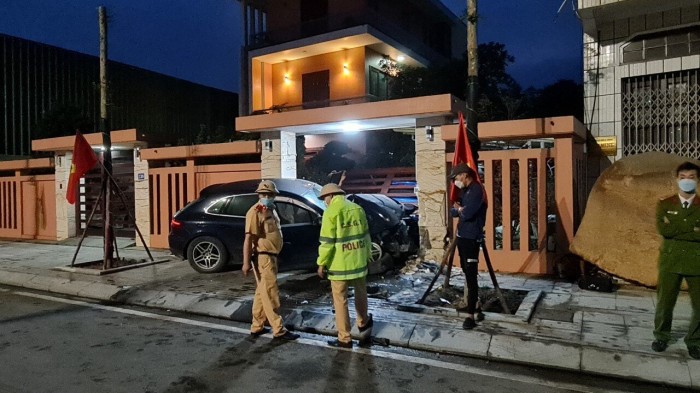 [Clip]: O to Porsche lao nhu ten ban vao nha dan o Quang Ninh - Hinh anh 2