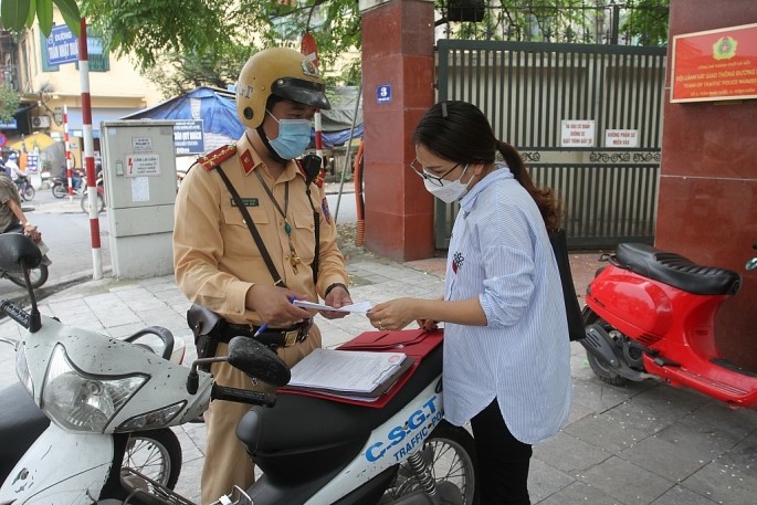 CSGT Ha Noi day manh tuyen truyen dich vu cong truc tuyen trong xu phat VPHC - Hinh anh 1